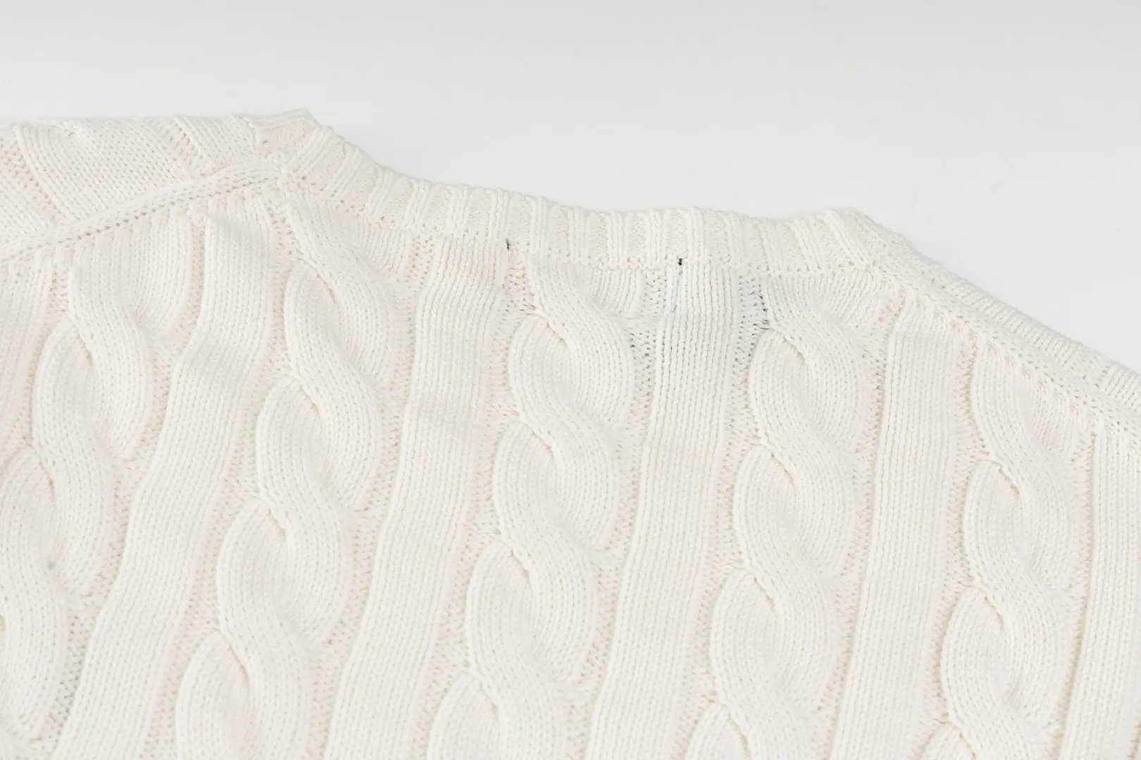 P220 #R91 RALPH LAUREN Ralph Lauren fourteen colors classic small label embroidery round neck pullover cable cardigan sweater men's top, high-density LOGO embroidery on the chest, original customization of tag accessories. Made of pure cotton yarn, pure cotton is skin-friendly and comfortable, small label war horse embroidered twist button round neck sweater 🐎 high quality, follow the blogger to learn how to wear it! Let’s buy a Ralph Lauren cable sweater. It’s a super hard-to-find series after it became popular. It’s hard to find one on the official website. It’s simple and practical to wear, with a lazy and loose feel. The thickened fabric has more texture, feels soft and delicate, and has a loose fit. Whether worn alone or layered, you can wear different styles of fashion with just one piece!   Size：XS S M L Sleeve length: 59/60/61/62/63